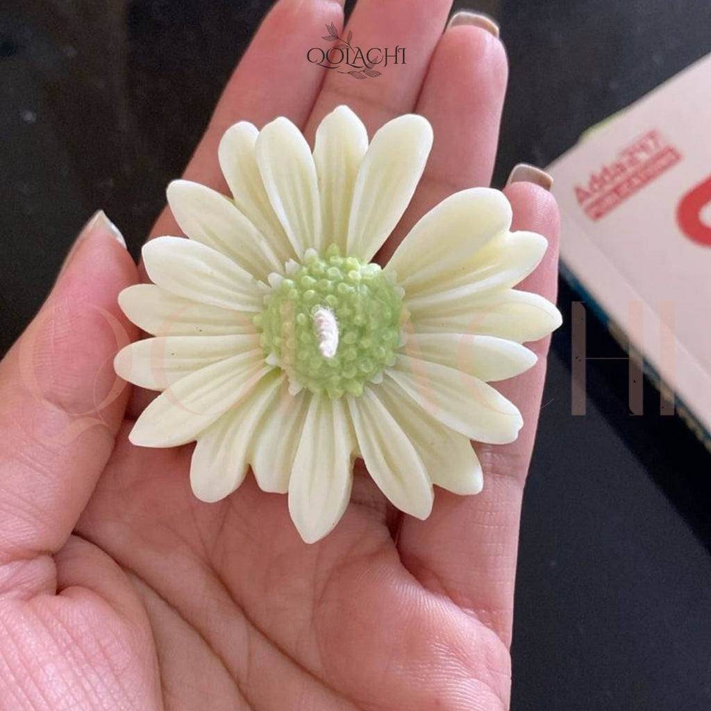 Bloom Eternal — Daisy Sculptural Candle