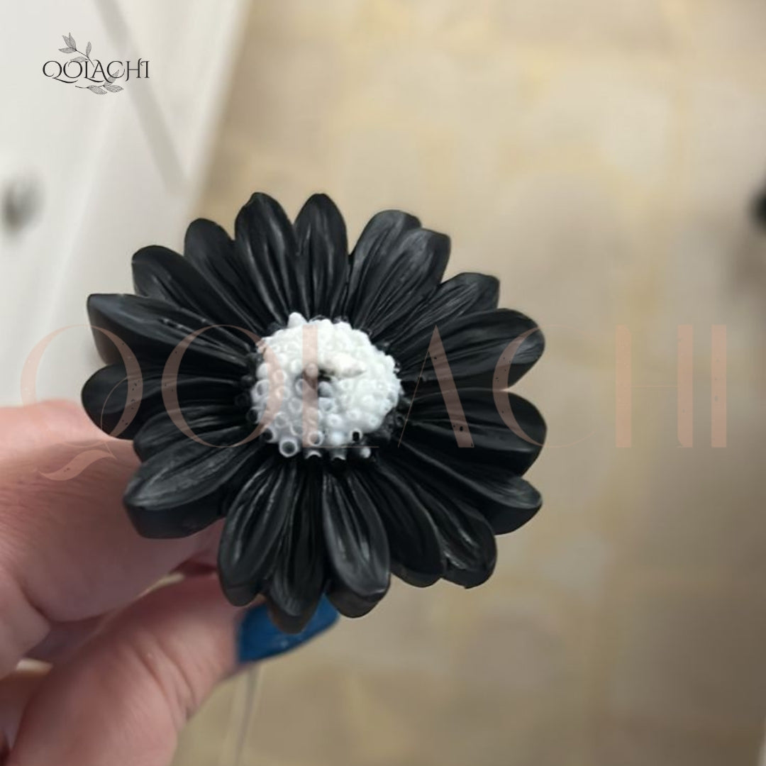 Bloom Eternal — Daisy Sculptural Candle