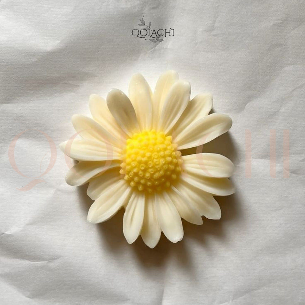 Bloom Eternal — Daisy Sculptural Candle