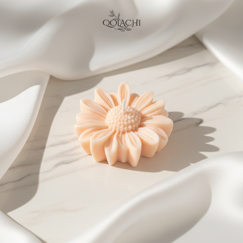 Qolachi Bloom Daisy candle in peach