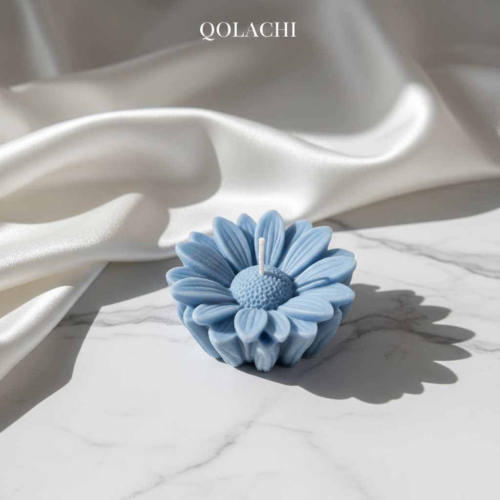 Qolachi Bloom Daisy candle in powder blue