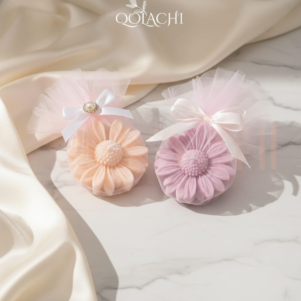 Qolachi Bloom Daisy candle in lilac