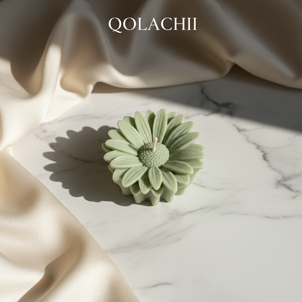 Qolachi Bloom Daisy candle in sage