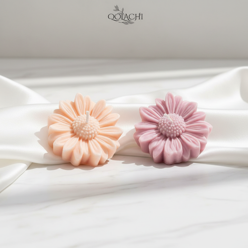 Qolachi Bloom Daisy candle in blush pink on marble